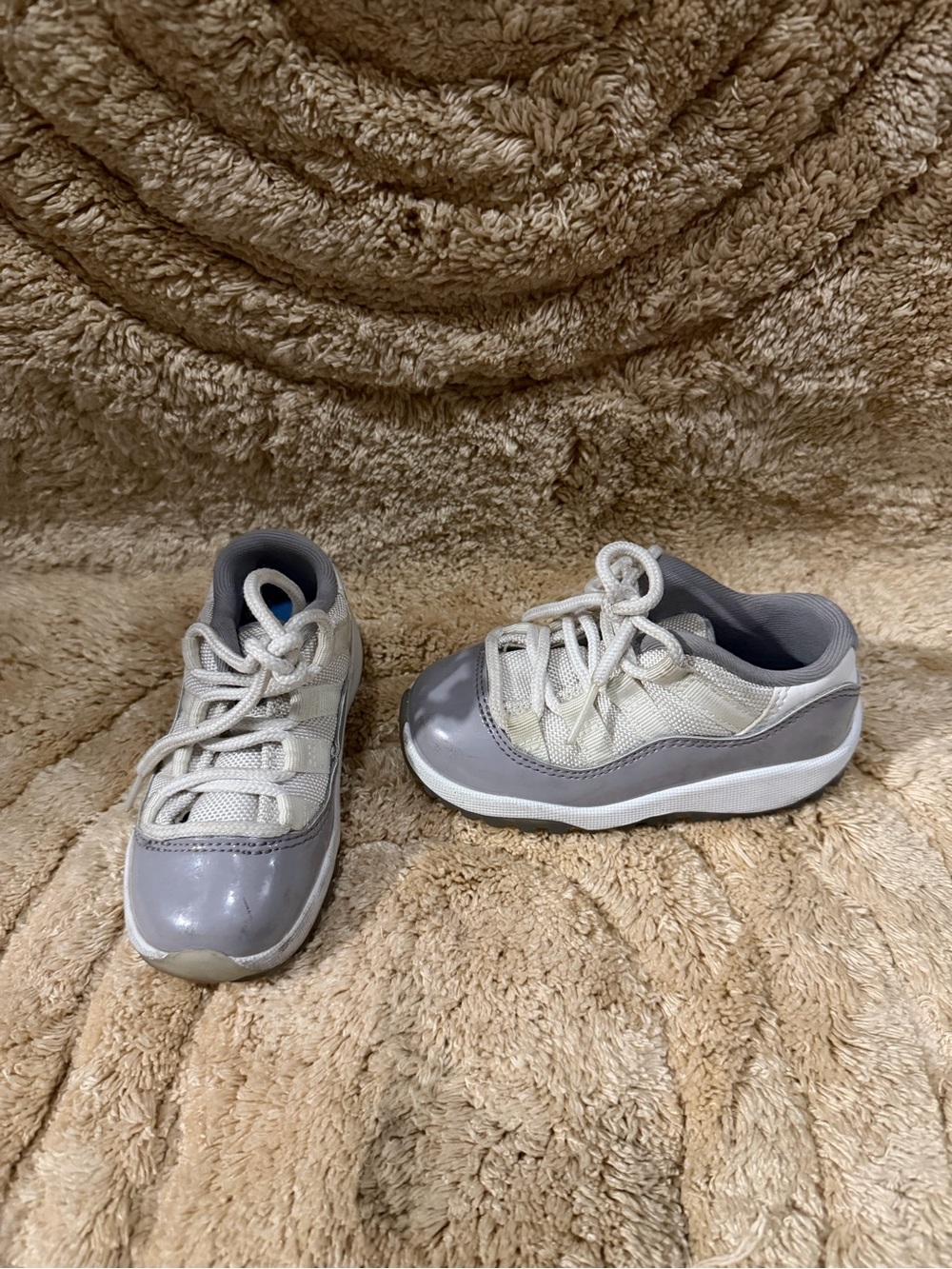Jordan Kids Low-Top Sneakers in Gray and White